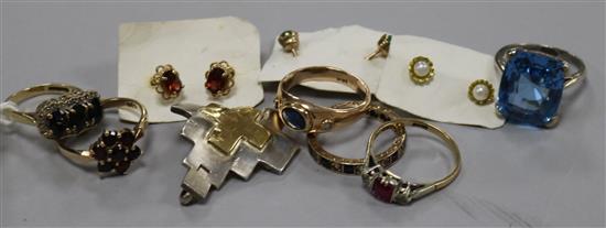 Mixed jewellery including 14ct and 9ct rings.